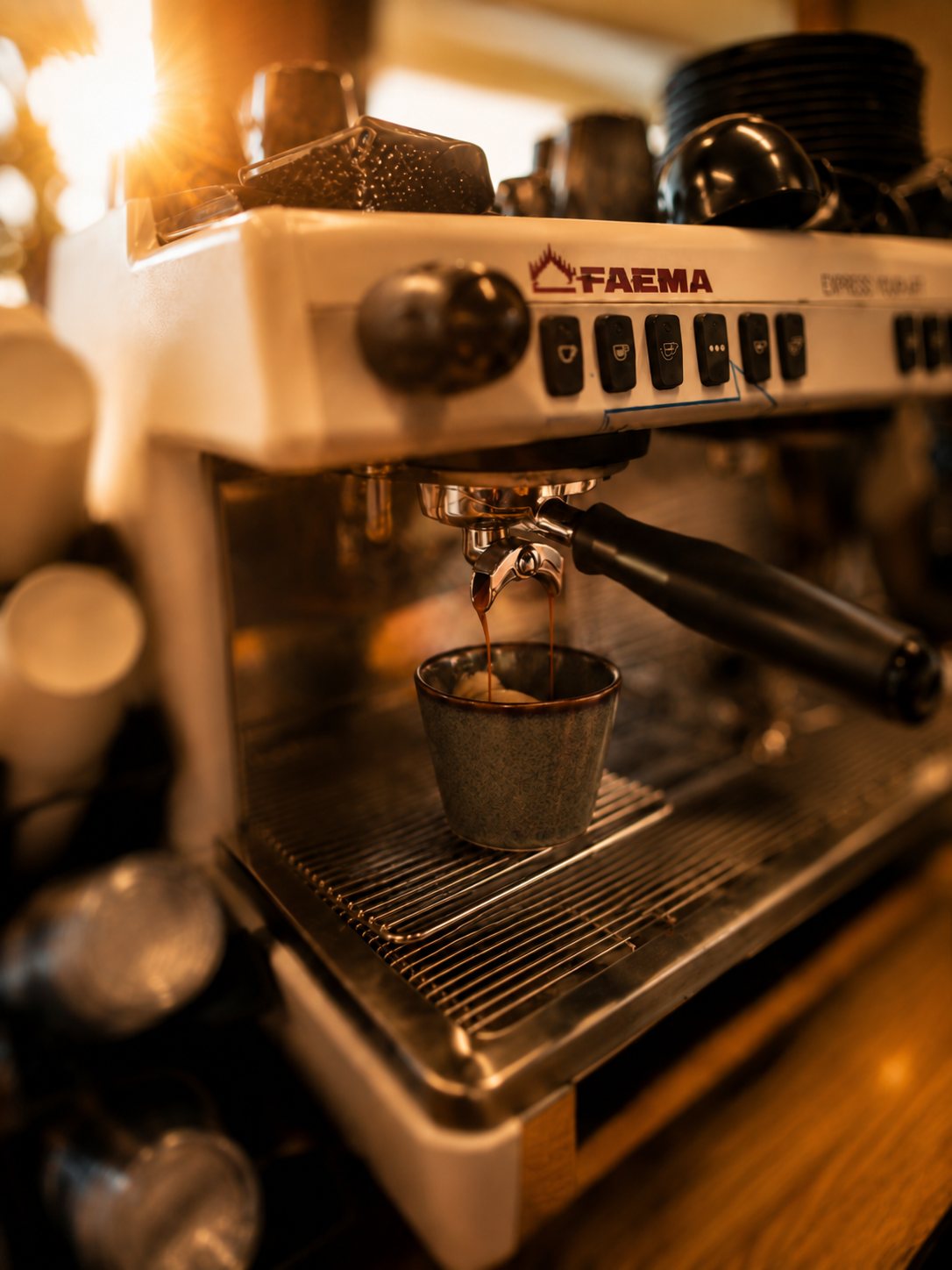 Espresso makinesinden süzülen kahve